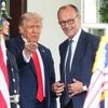 Antrittsbesuch in Washington: Ein zahmer Trump schmeichelt Merz im Oval Office