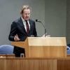 Minister mag in schrijnende gevallen wél zelf asielvergunning geven