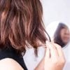 Pourquoi nos cheveux deviennent-ils plus foncés en grandissant ?