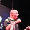 Michael van Gerwen laat met gemiddelde van 112 geen spaan heel van Mike De Decker: ‘Dit was een tijd geleden’
