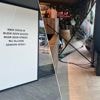 Traiteur uit Testelt ziet humor er nog van in nadat jonge bestuurster vitrine aan diggelen rijdt: “Drive-in bleek geen succes”