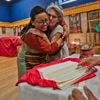 In de Tibetaans-boeddhistische tempel is het druk met mensen op zoek naar rust