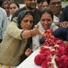 Crash meurtrier du Boeing 787 en Inde : des familles assistent aux obsèques des victimes