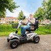 Eerst moest Pieter (96) er niks van weten, maar nu behaalt hij toch zijn scootmobielcertificaat