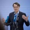 Aggressionen gegen Politiker: Lauterbach am 1. Mai von Demonstranten angepöbelt