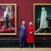 Mit neuen Porträts: Charles und Camilla feiern Jahrestag der Krönung