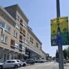 À Vire Normandie, d’où viennent ces panneaux aux couleurs du Tour de France sur les lampadaires ?