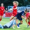 Vrouwen FC Twente blijven in race voor CL-ticket, PSV kansloos tegen ManUnited met Dominique Janssen