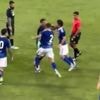 ‘Vriendschappelijk’ potje loopt helemaal uit de hand: spelers van Como en Real Betis knokkend op het veld