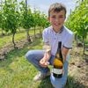 Aaron (13) lanceert zijn eigen wijn: “Nee, ik drink niet, maar ik heb wel geproefd tijdens het hele proces”