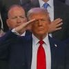"Das tun Diktatoren": Trump salutiert quietschenden Panzern vor stiller Menge