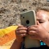 Vous tentez de bannir les écrans pour vos jeunes enfants et cela crée des tensions avec vos proches ? Racontez-nous