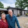 Opa Ben (72) en oma Marrie (65) wonen bij hun kleinkinderen in de tuin: ‘Ik hoef hier nooit meer weg’
