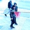 Seniorenpaar in Kreuzberger Wohnung überfallen: Berliner Polizei sucht mit Überwachungsbildern nach Tatverdächtigen