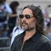 Accusé de viols, l’influenceur Russell Brand est renvoyé devant une cour criminelle