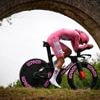 Roglic valt al tijdens opwarming, Team UAE houdt Giro in wurggreep