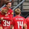 Gebroeders Rots helpen FC Twente aan eerste zege, Luuk Brouwers krijgt na afloop rood