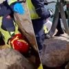 Belg (35) komt “op vreemde wijze” vast te zitten tussen rotsblokken op golfbreker in Spanje: brandweer heeft 2,5 uur en hoogtewerker nodig om hem te bevrijden