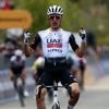 Ayuso smeert Roglic tijd aan bij eerste aankomst bergop: ‘Ik zag dat ik een gaatje had en ging vol door’