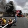 ‘Er ligt een deal op tafel’ en toch buigt Netanyahu niet: families gijzelaars zet regering onder druk met blokkades en massale mars