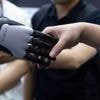 Un robot humanoïde réussit à plier du linge en autonomie, une avancée majeure