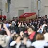 REPORTAGE. "C'est comme si on venait saluer notre propre père" : devant la basilique Saint-Pierre, une foule pressée de rendre un dernier hommage au pape