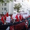 10.000 Menschen bei 1.-Mai-Demo: Daniela Klette sendet „solidarische Grüße“ – Teilnehmer bewerfen Polizei mit Pyro