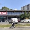 Rassismus in Berliner Supermarkt-Filiale?: Rewe-Mitarbeiter soll Mutter vor ihren Kindern niedergeschlagen haben