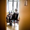 Bejaarde vrouw zit erg krap bij kas, maar kan woning niet verkopen omdat zoon er woont: ‘Hij zit er als een koning’