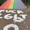 Vandalen schilderen homofobe leuze aan regenboogbrug in Diest