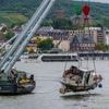 Notfälle: Schwimmkran hebt gestrandete Jacht aus dem Rhein