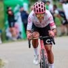 Met een late solo: Ecuadoriaan Carapaz pakt overgangsetappe in Giro
