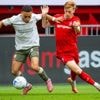 PSV slaat snel toe in Enschede: harde voorzet van Dest in eigen doel getikt