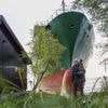 “Scheepswacht in slaap gevallen”: zo eindigde enorm containerschip in tuin in Noorwegen