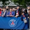 Parijse fans wachten spelersbus op voor vurig onthaal, Dembélé zit in 2025 aan waanzinnige cijfers