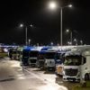 Verkehr auf Autobahnen: „Kleinkrieg“ um Lkw-Plätze? Autoclub kritisiert Überfüllung