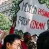REPORTAGE. "Toute la France est un désert médical" : dans le cortège parisien, les étudiants en médecine dénoncent la régulation des installations