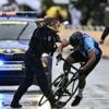 Tour de France 2025 : un cycliste tente de passer la ligne d'arrivée avant le peloton