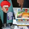 KIJK. Champagne, taart, banners: Anderlecht-fans steken de draak met voorzitter Vandenhaute op zijn ‘afscheidsdrink’