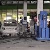 Kriminalität: Mann fährt brennendes Auto an Tankstelle und droht mit Axt
