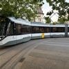 Tram ontspoord op Antwerpse Bolivarplaats: boom en verlichtingspalen beschadigd
