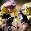 Jonas Vingegaard herovert rode trui in Vuelta, maar Visma moet zege in ploegentijdrit aan UAE laten