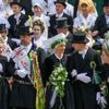 Brauchtum: Lausitz-Dorf feiert bei sorbischem Hochzeitszug