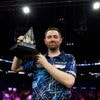 Luke Humphries neemt revanche op Luke Littler voor finale in 2024 en wint voor het eerst Premier League