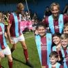 KIJK. Peter Crouch (2,01 meter) verliest weddenschap en moet met piepjonge mascottes het veld op