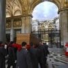 EN IMAGES. Foule de fidèles, inhumation intime… Les temps forts des obsèques du pape François