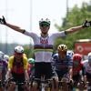 Critérium du Dauphiné : Tadej Pogacar s’impose au sprint sur la première étape devant Jonas Vingegaard et s’empare du maillot jaune