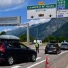 Jong koppel op achterbank komt om nadat rotsblok auto verplettert op toeristische route in Frankrijk
