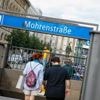 Neue Anton-Wilhelm-Amo-Straße in Berlin: Warum ist der U-Bahnhof Mohrenstraße noch nicht umbenannt?