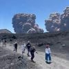 KIJK. Toeristen rennen voor hun leven: beelden tonen moment dat Etna as en lava begint te spuwen